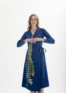 Studio Hertzberg, nachhaltiges blaues Wickelkleid, faire Mode, fair fashion