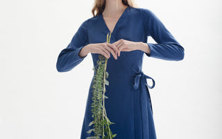 Studio Hertzberg, nachhaltiges blaues Wickelkleid, faire Mode, fair fashion