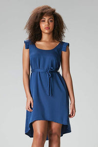 Knielanges blaues Sommerkleid