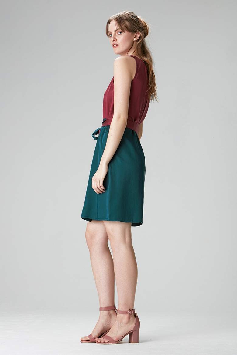 Knee-length "TULPINAA" dress in burgundy and green made of Tencel