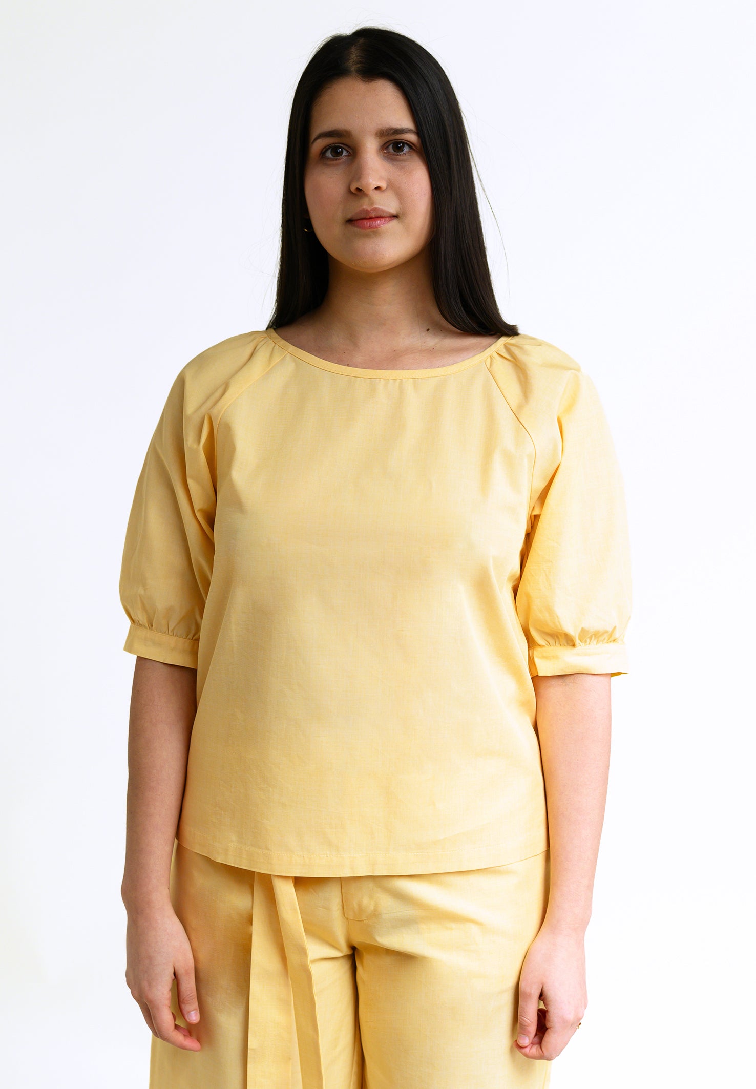 Ruffled top IN-DYAA in light yellow with a cutout in the back - organic cotton