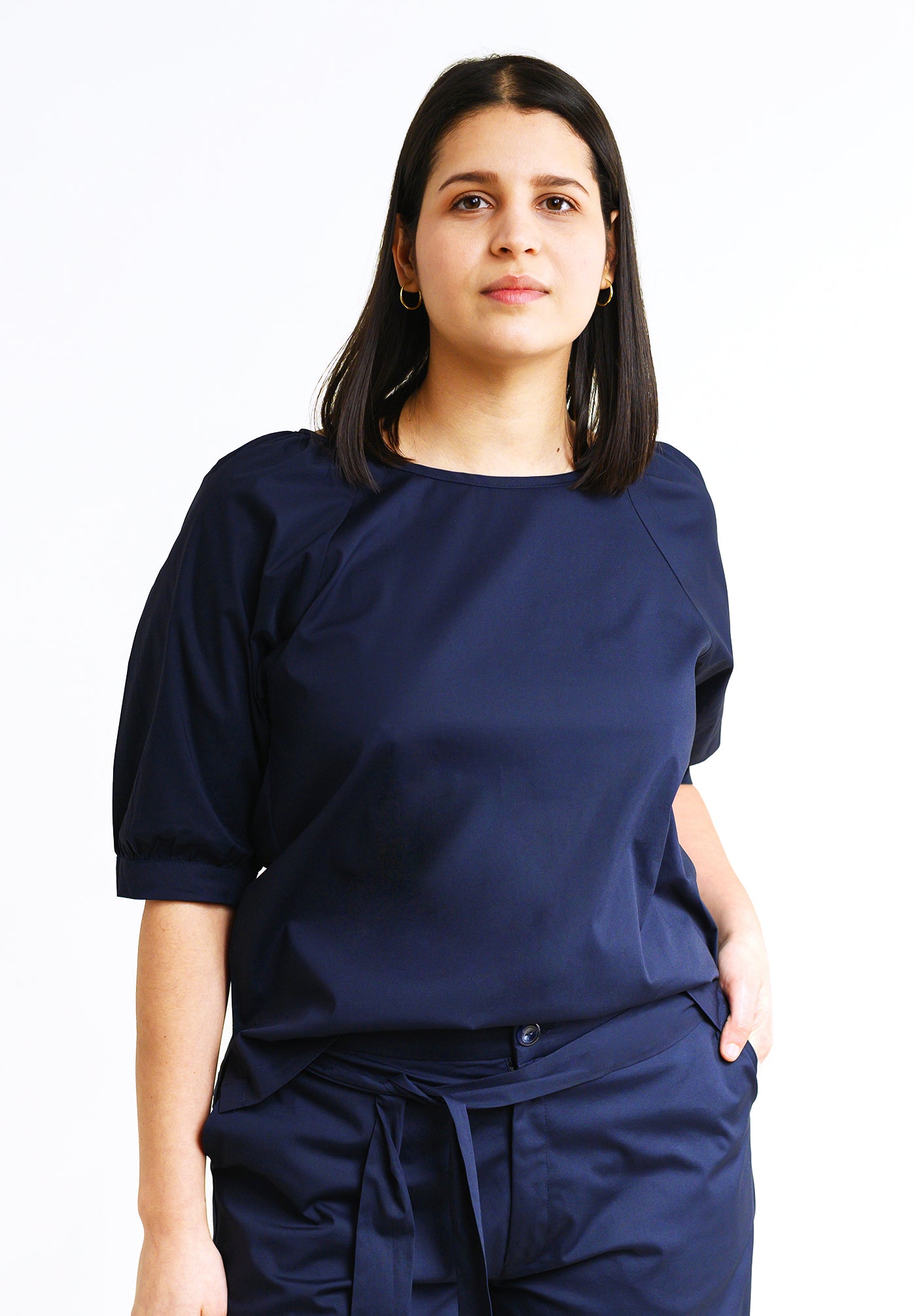 Ruffled top IN-DYAA in dark blue with a cutout in the back - organic cotton