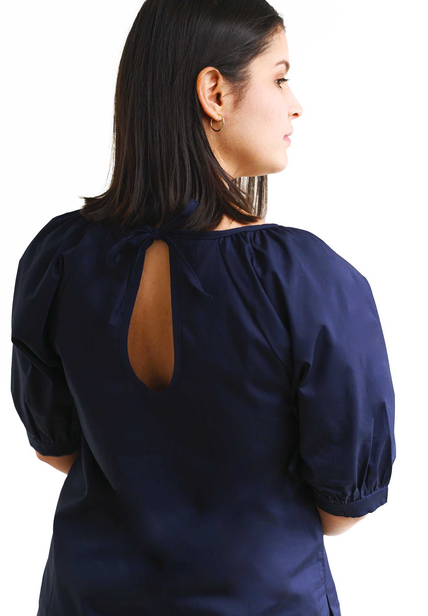 Ruffled top IN-DYAA in dark blue with a cutout in the back - organic cotton