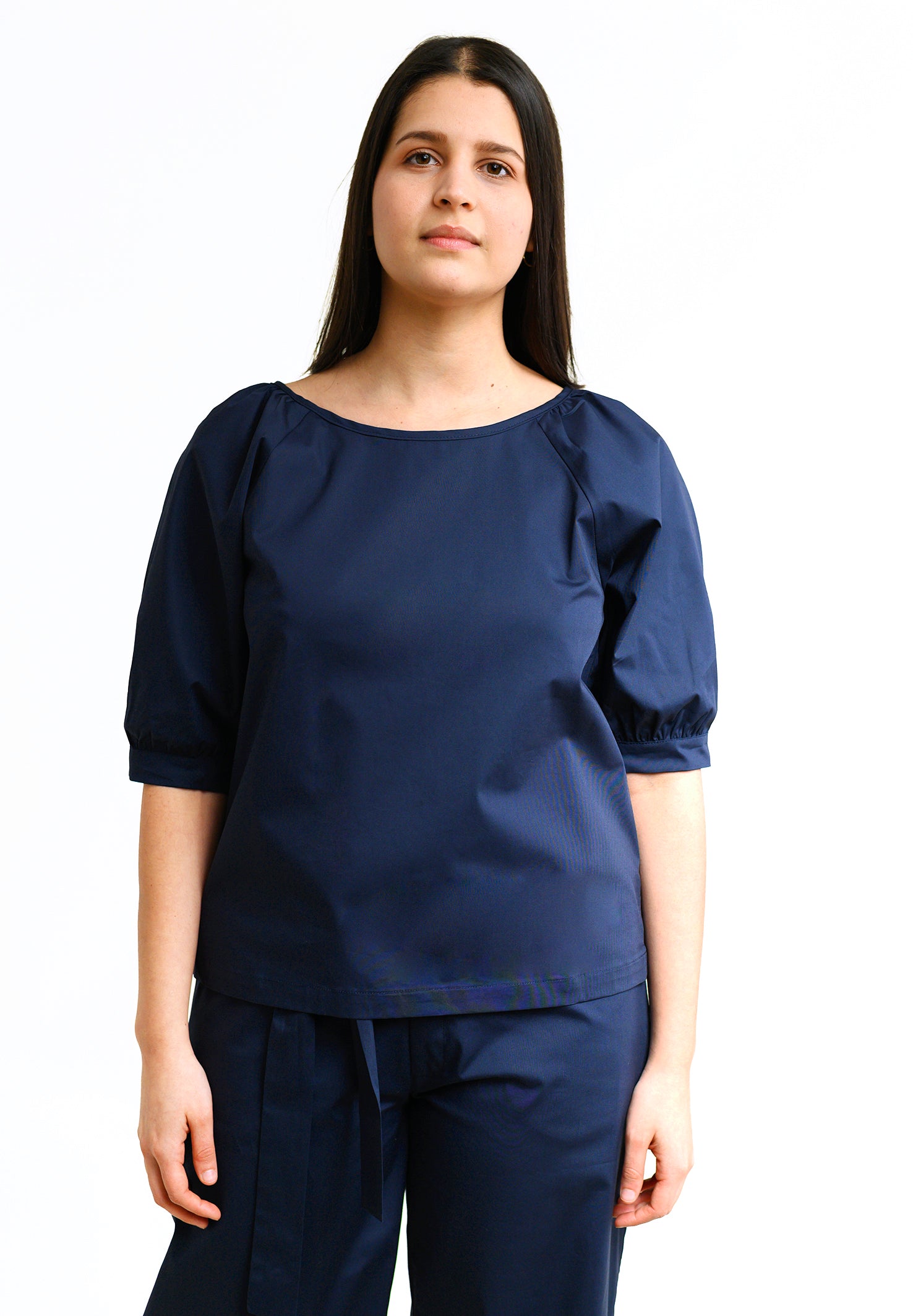 Ruffled top IN-DYAA in dark blue with a cutout in the back - organic cotton