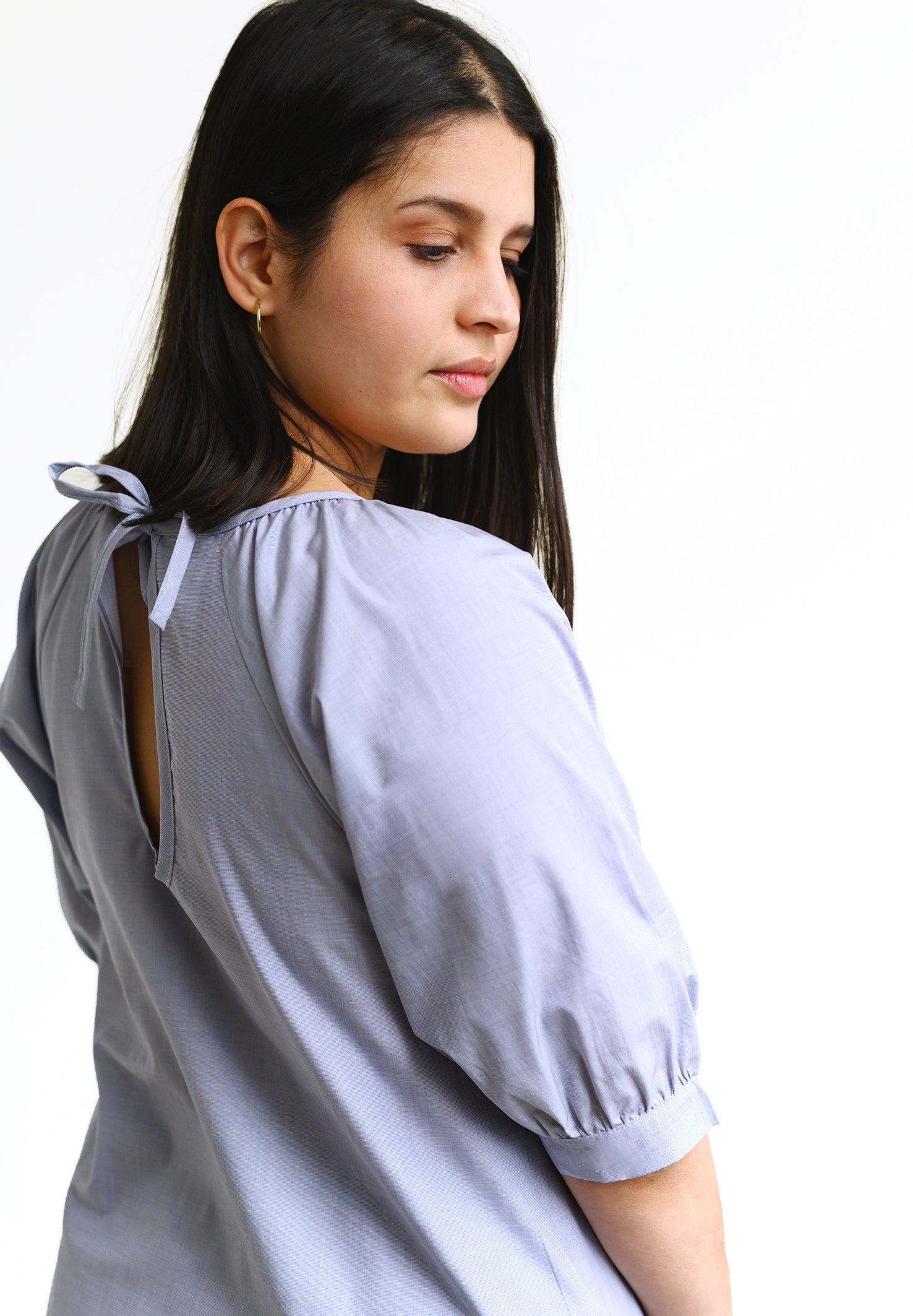 Ruffled top IN-DYAA in light blue with a cutout in the back - organic cotton