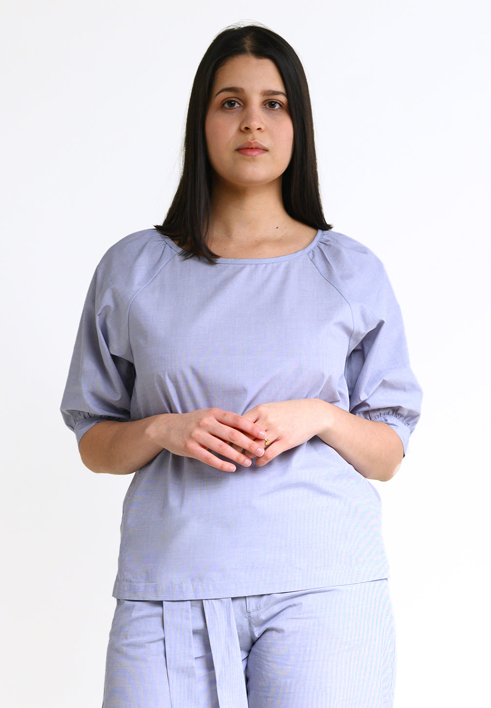 Ruffled top IN-DYAA in light blue with a cutout in the back - organic cotton