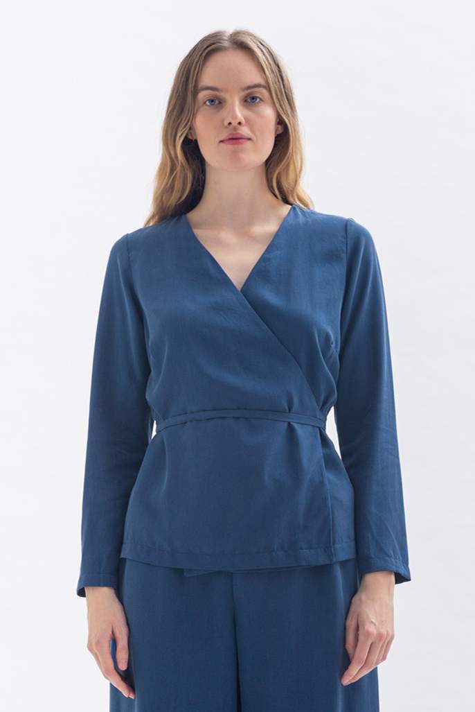 Wrap blouse "FRII-DAA" in blue made of Tencel