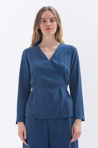 Blaue Wickelbluse aus Tencel
