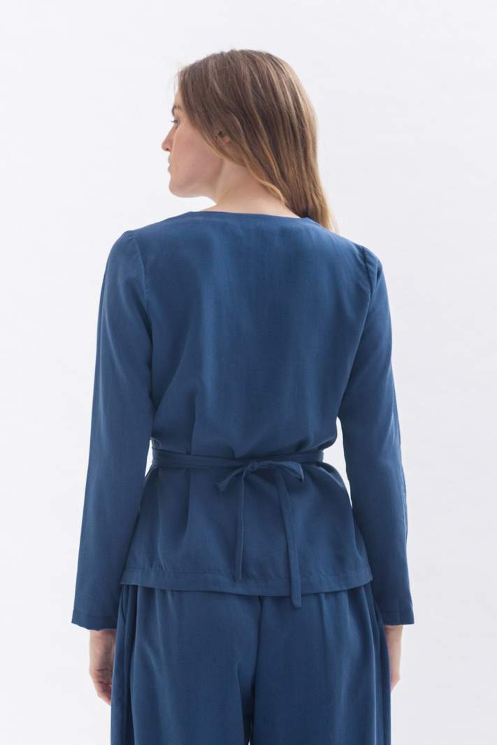 Wrap blouse "FRII-DAA" in blue made of Tencel