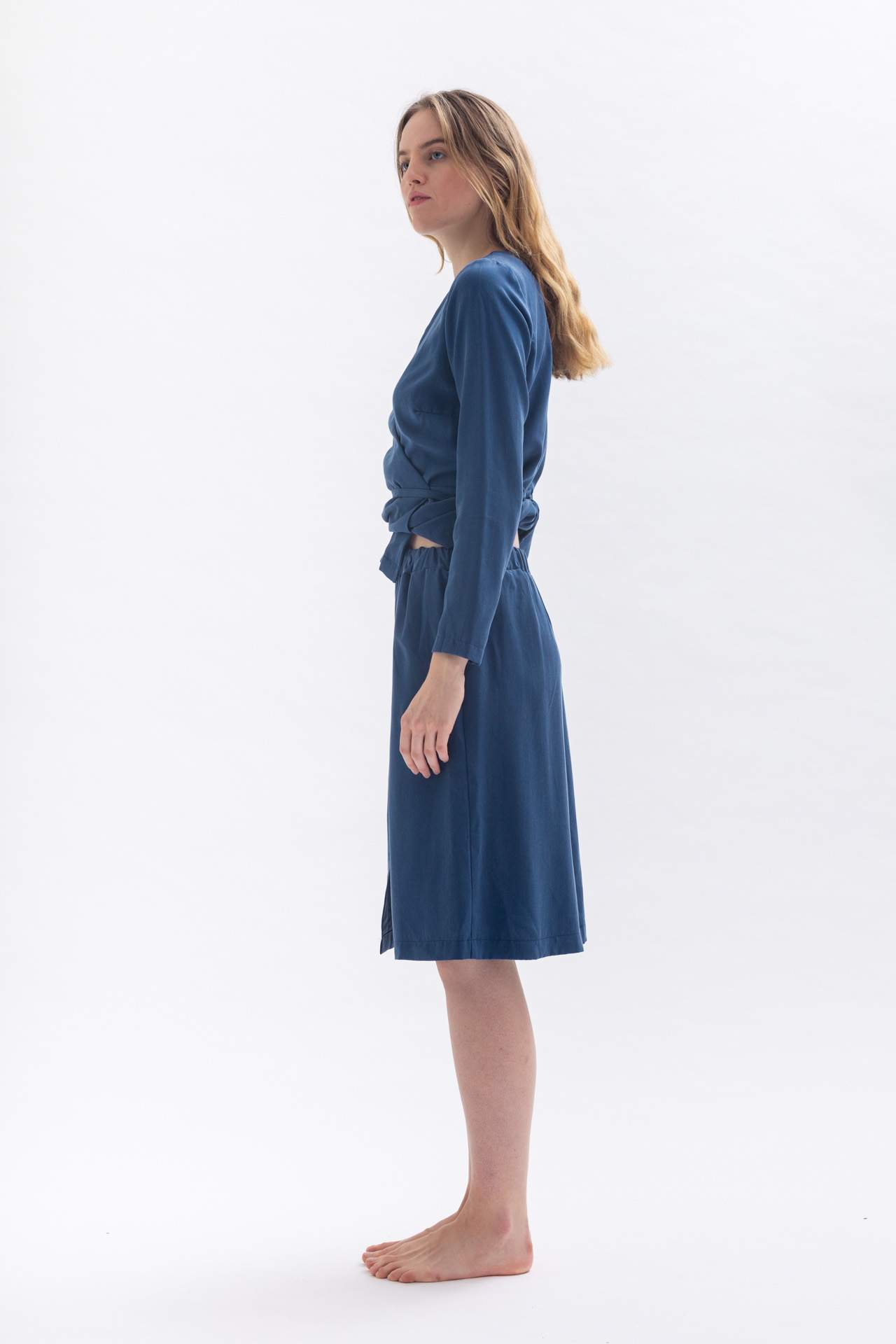 Skirt with slit "MII-TUU" in blue made of Tencel