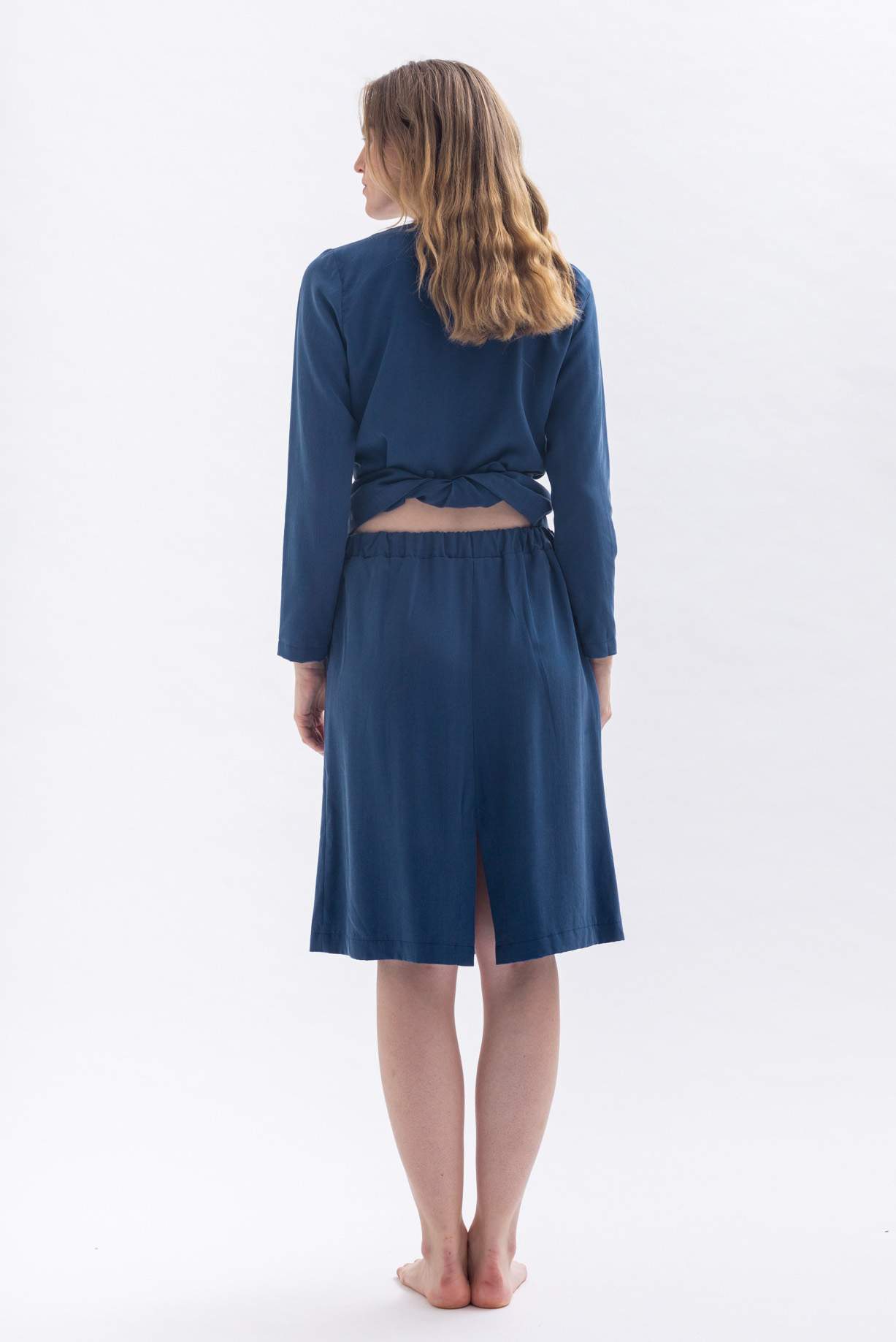 Skirt with slit "MII-TUU" in blue made of Tencel