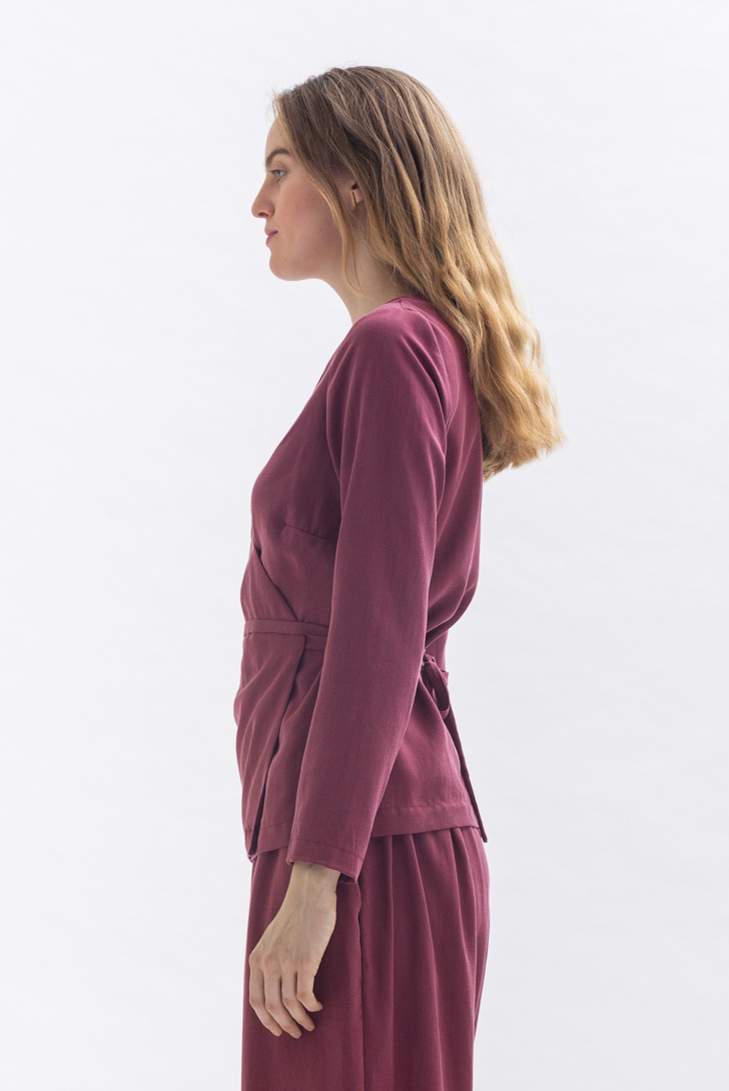 Wrap blouse "FRII-DAA" in Bordeaux made of Tencel