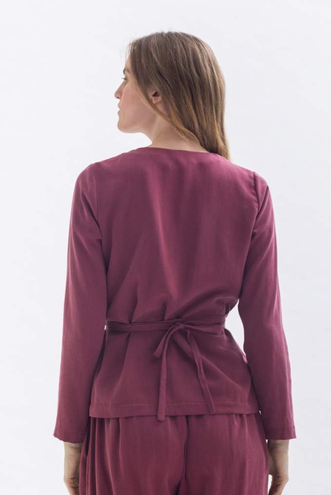 Wrap blouse "FRII-DAA" in Bordeaux made of Tencel