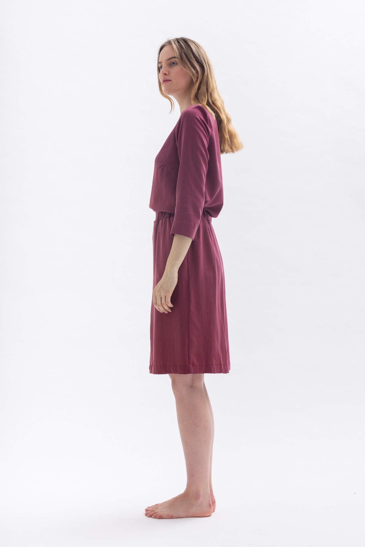 Skirt with slit "MII-TUU" in red made of Tencel