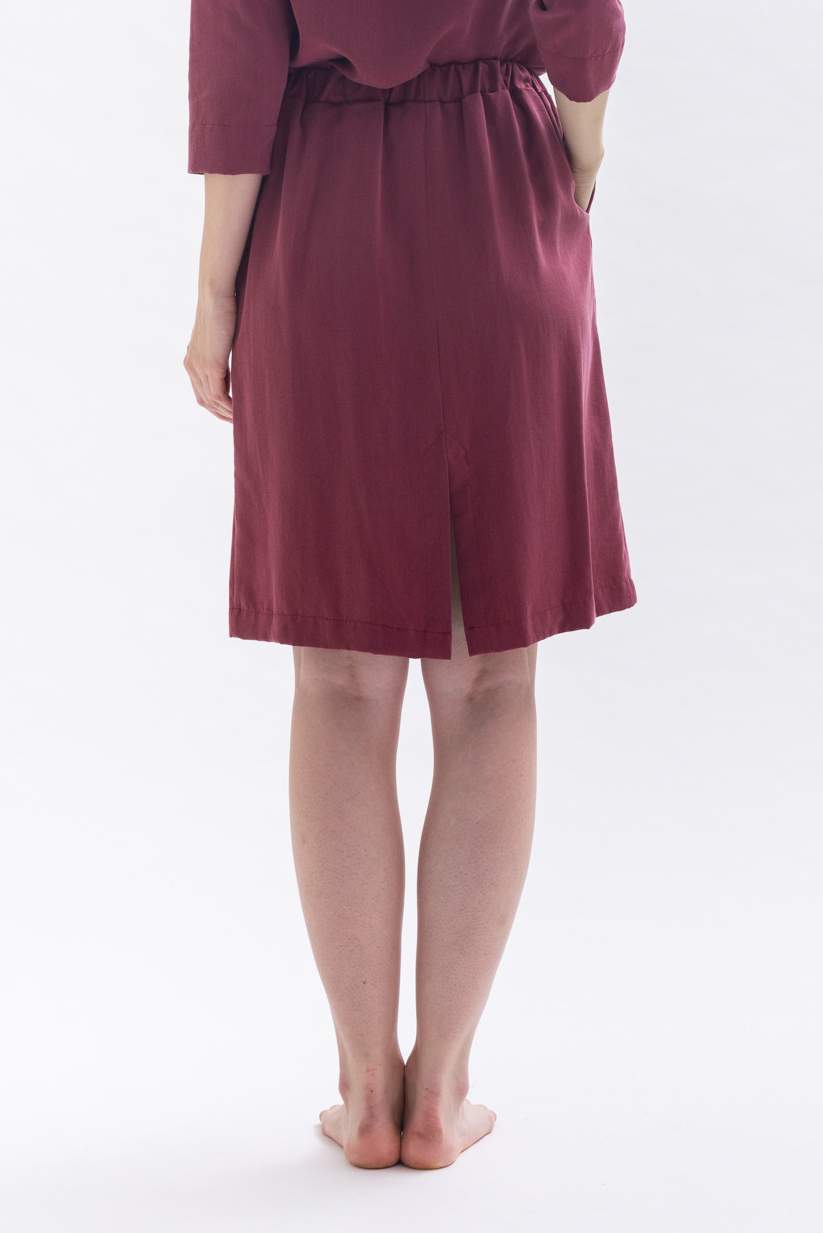 Skirt with slit "MII-TUU" in red made of Tencel