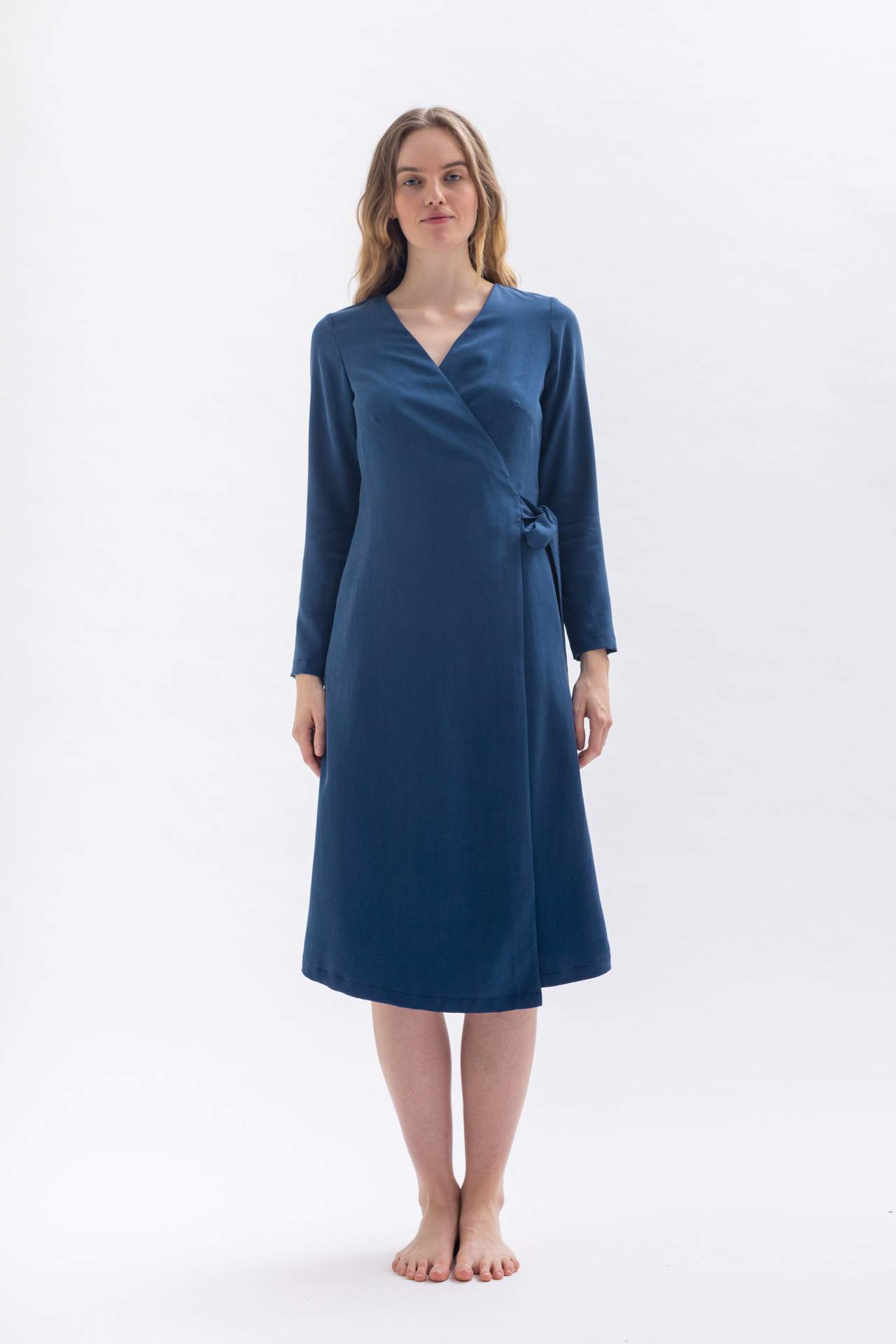 Schönes Midi-langes blaues Wickelkleid mit langen Ärmeln aus Tencel