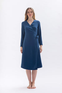Schönes Midi-langes blaues Wickelkleid mit langen Ärmeln aus Tencel