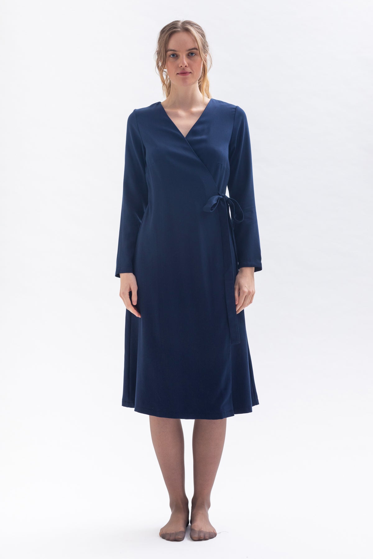 Wrap dress "CU-RIIE" in blue made of Tencel