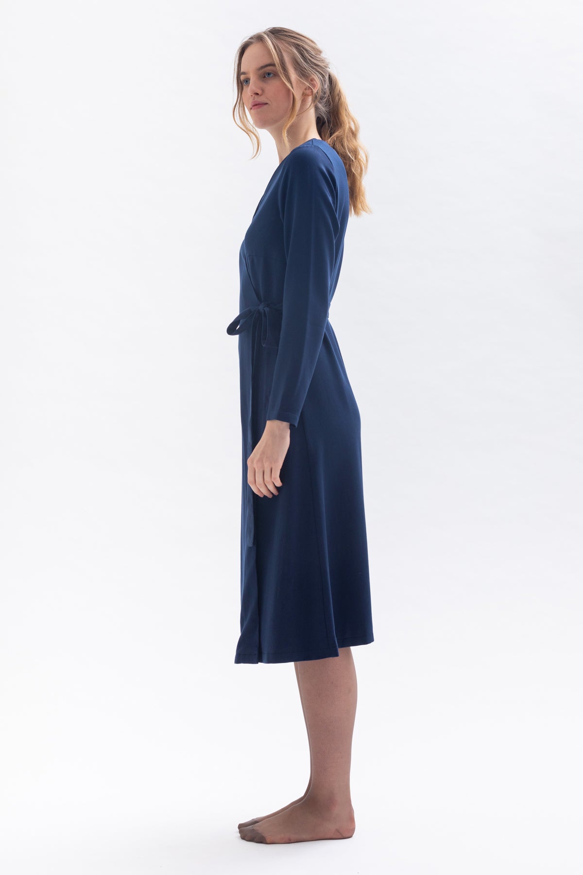 Wrap dress "CU-RIIE" in blue made of Tencel