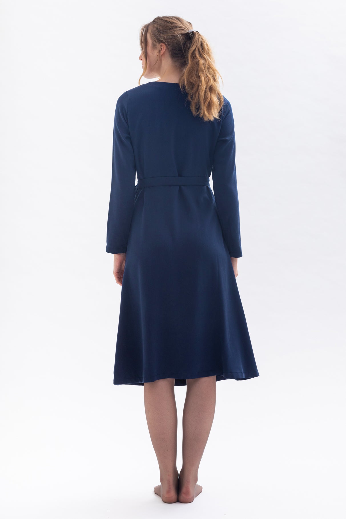 Wrap dress "CU-RIIE" in blue made of Tencel