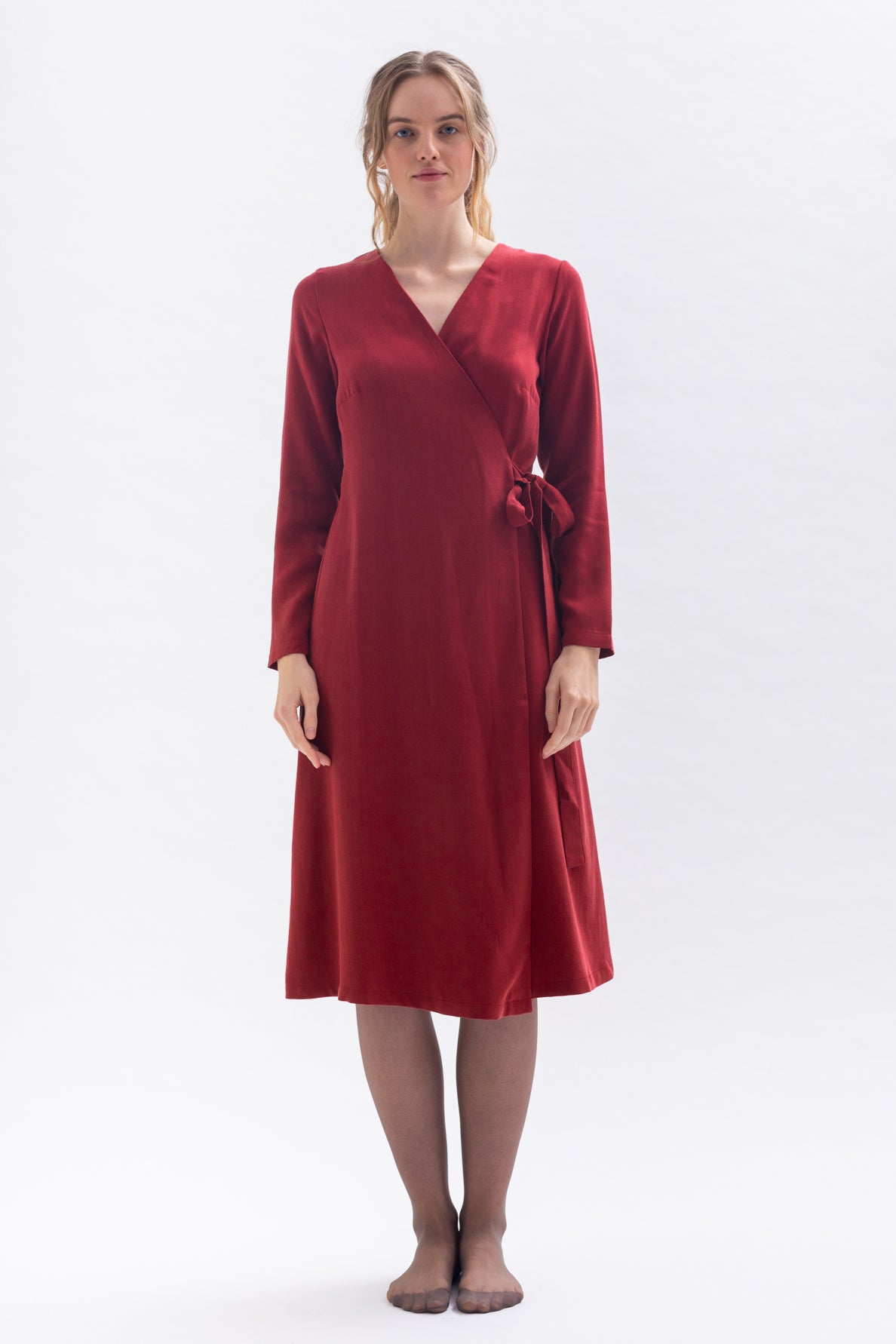 Wrap dress "CU-RIIE" in red made of Tencel