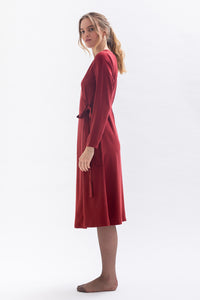 Wrap dress "CU-RIIE" in red made of Tencel