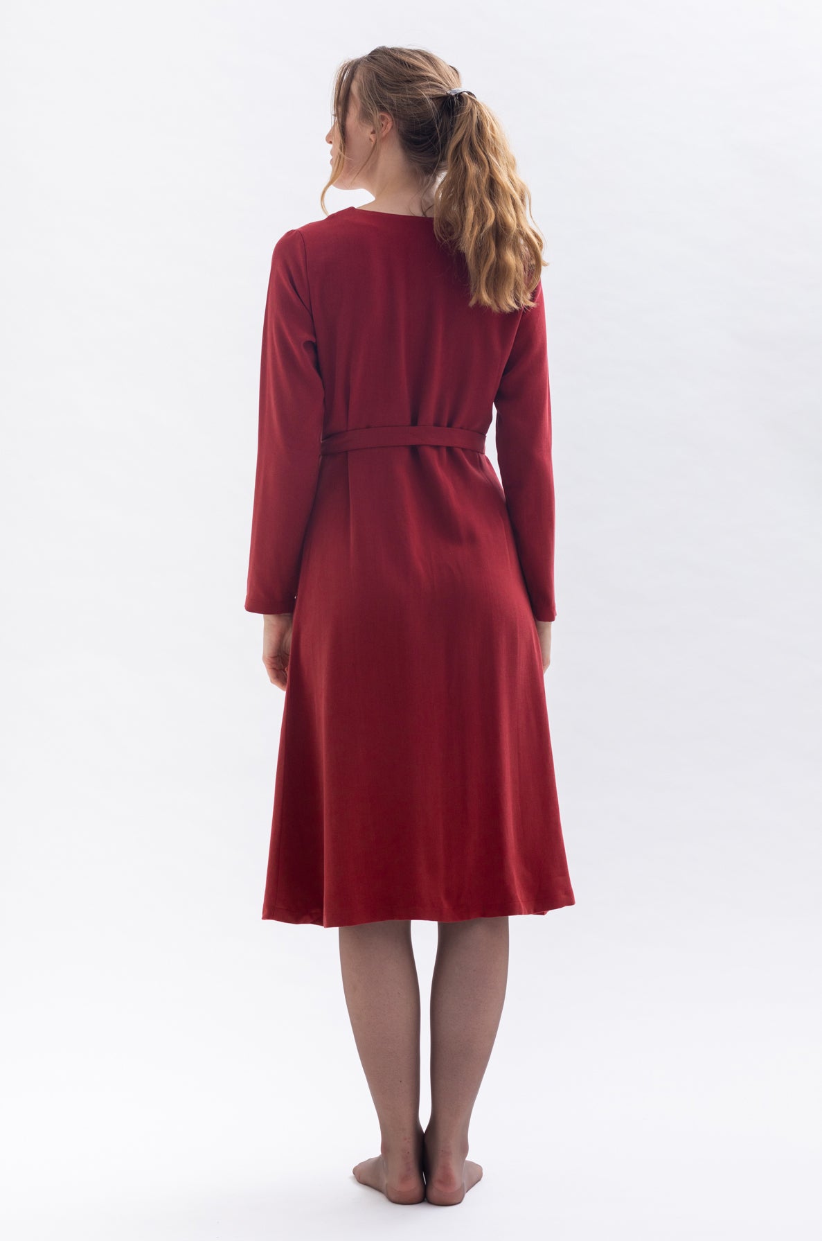 Wrap dress "CU-RIIE" in red made of Tencel