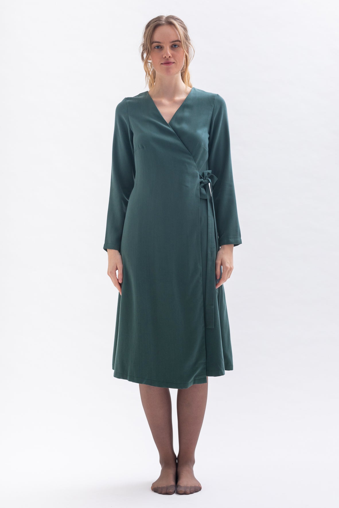 Wrap dress "CU-RIIE" in green made of Tencel