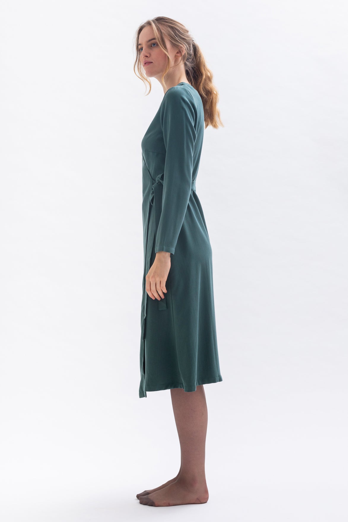 Wrap dress "CU-RIIE" in green made of Tencel