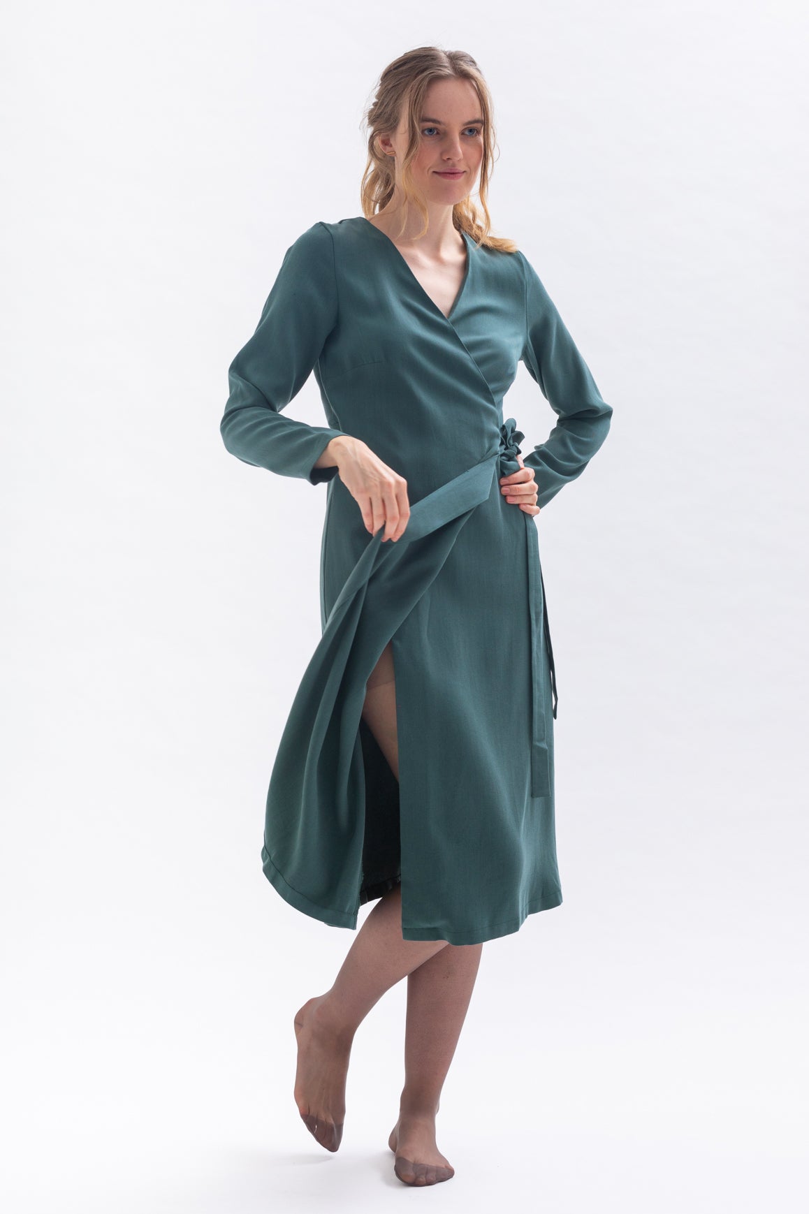 Wrap dress "CU-RIIE" in green made of Tencel