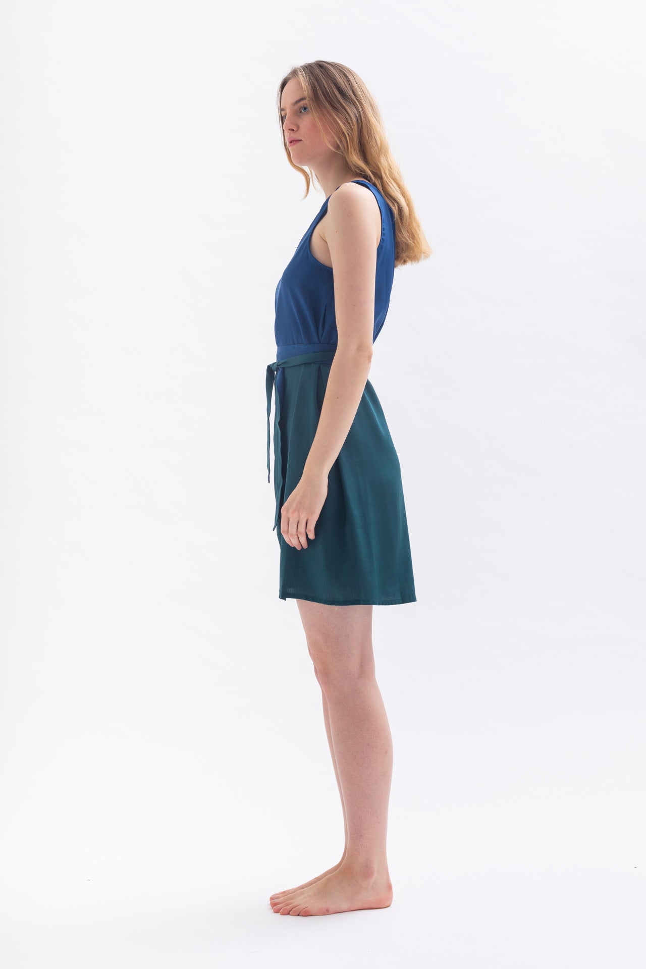 Knee-length "TULPINAA" dress in blue and green made of Tencel 