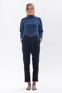 dunkelblaue Hose mit Gürtel_nachhaltige Mode_Ecomode